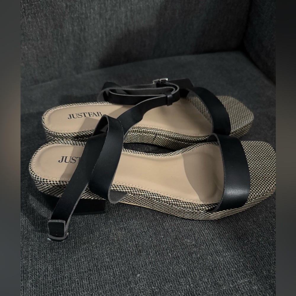NWOT Just Fab heeled sandal